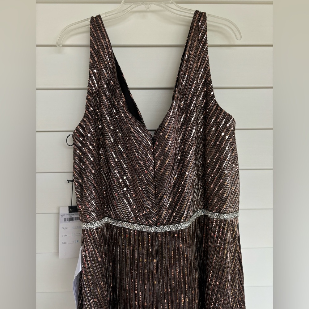 NWT Mac Duggal Copper Full Beaded V Neck Evening Gown 22W Prom Formal NEW - Picture 5 of 10